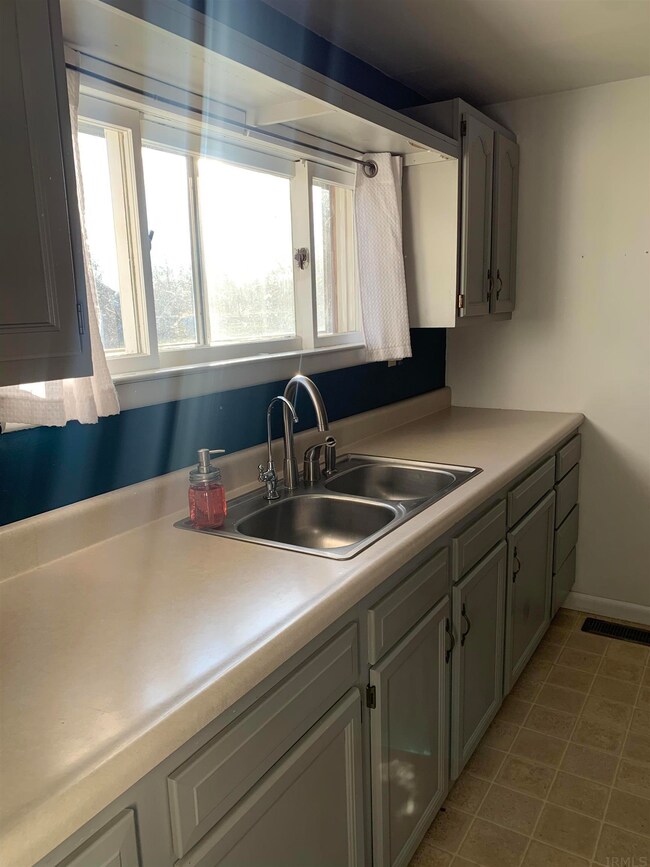 329 W Payton St, Greentown, IN 46936 - photo 3