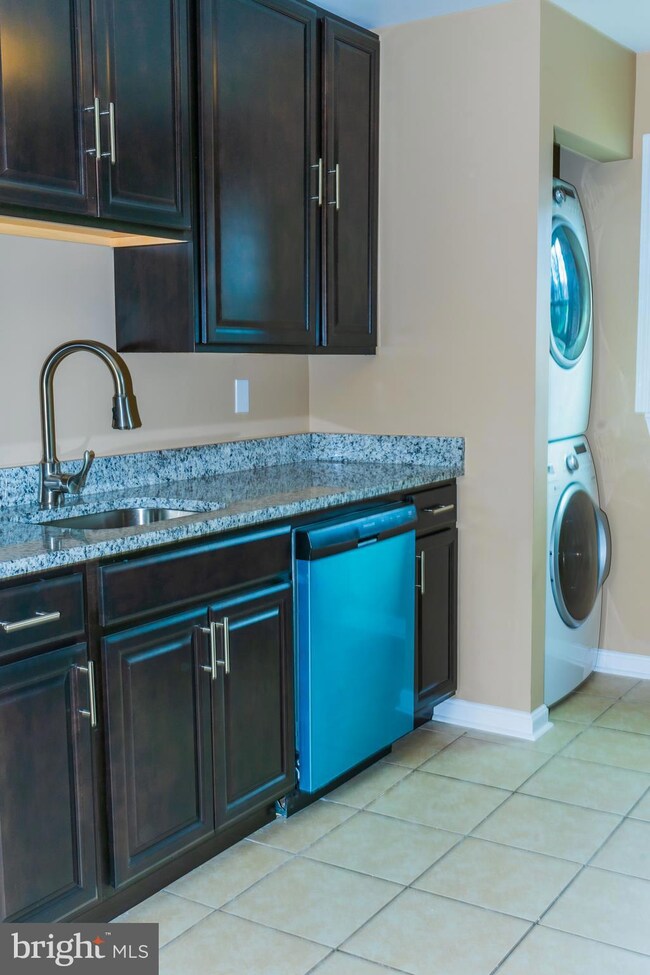 2403 Kent Village Dr, Hyattsville, MD 20785 - photo 7