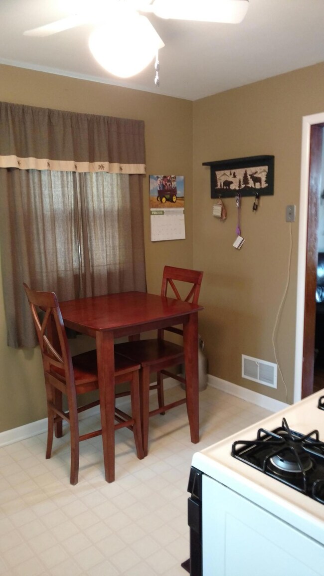 TALBOT DININGROOM<|><|>