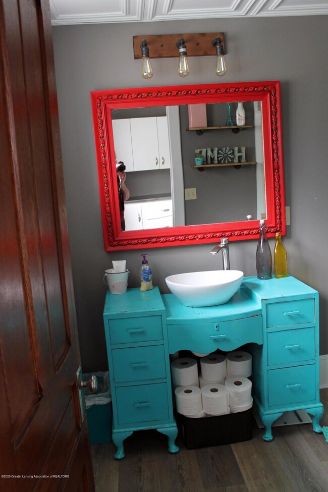 Main level bath