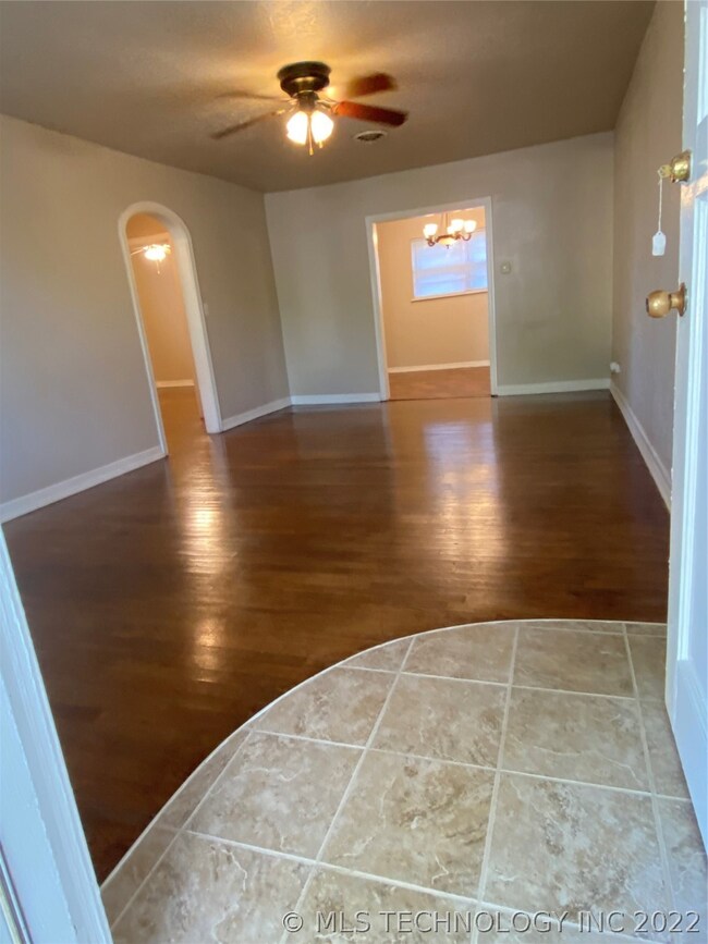 Electric plugs on all walls.  Square large entry l