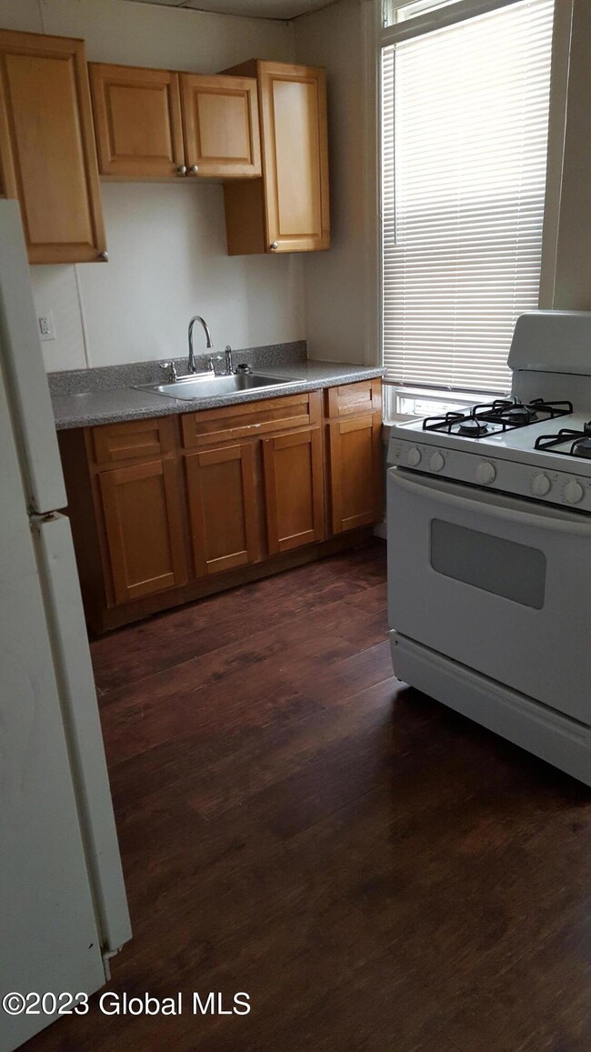 37 N Manning Blvd, Albany, NY 12206 - photo 4