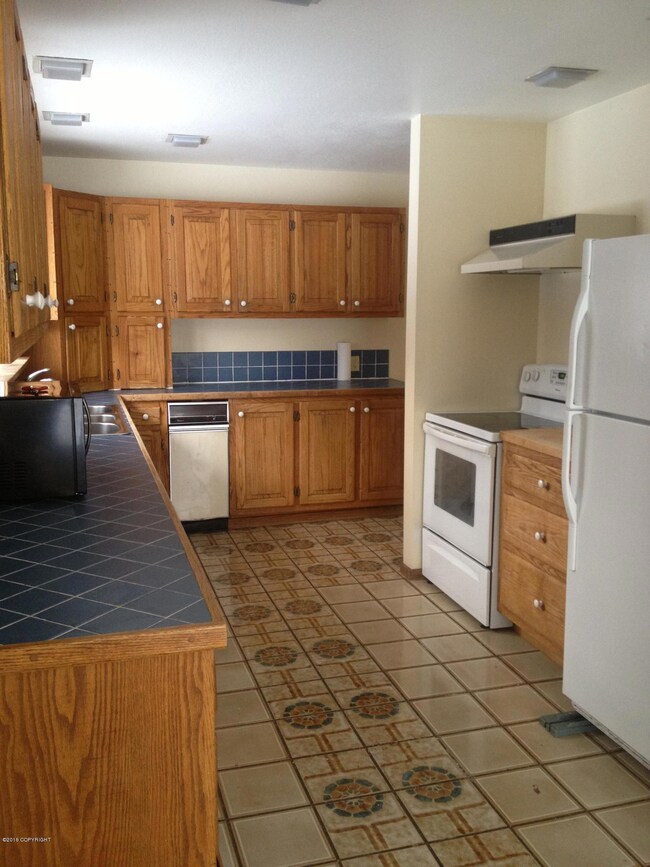 1246 Crescent Dr, Anchorage, AK 99508 - photo 3