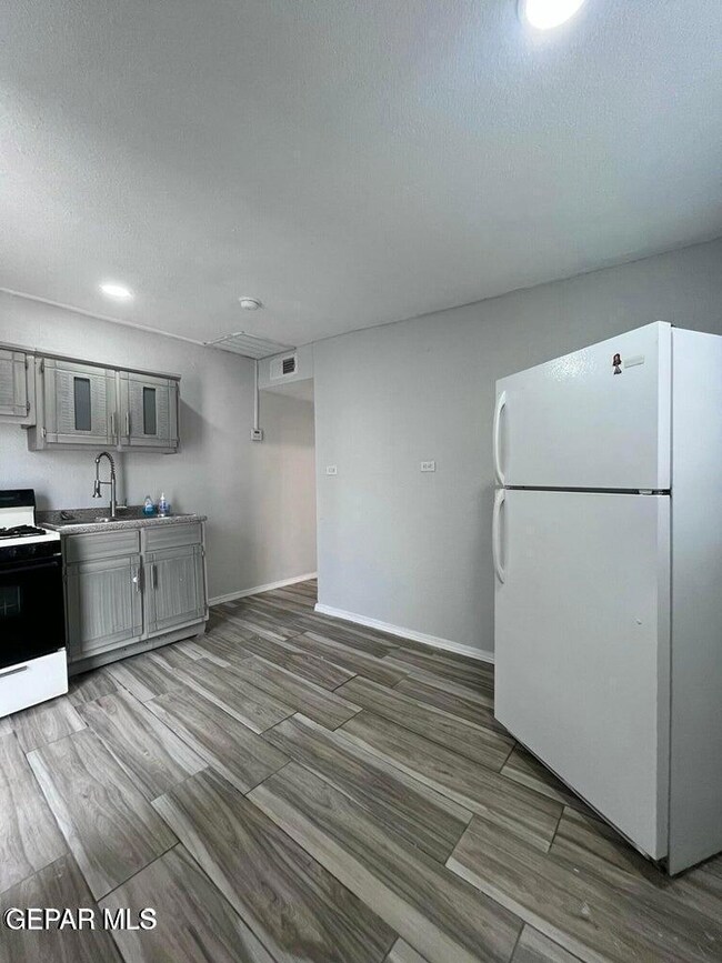 10216 Celedon Cir unit B, Socorro, TX 79927 - photo 5