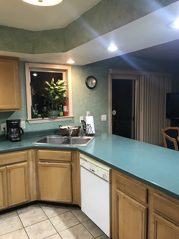 160 Point Dr W, Fall River, MA 02720 - photo 4