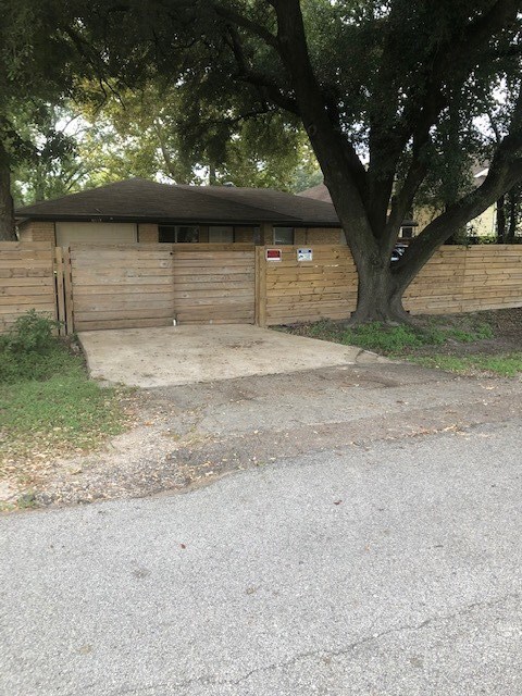 8531 Observatory St, Houston, TX 77088 - photo 2