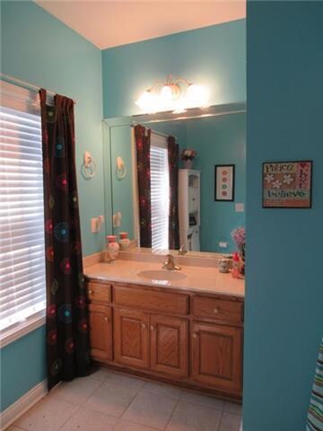 full bath off the one of the upstairs bedrooms