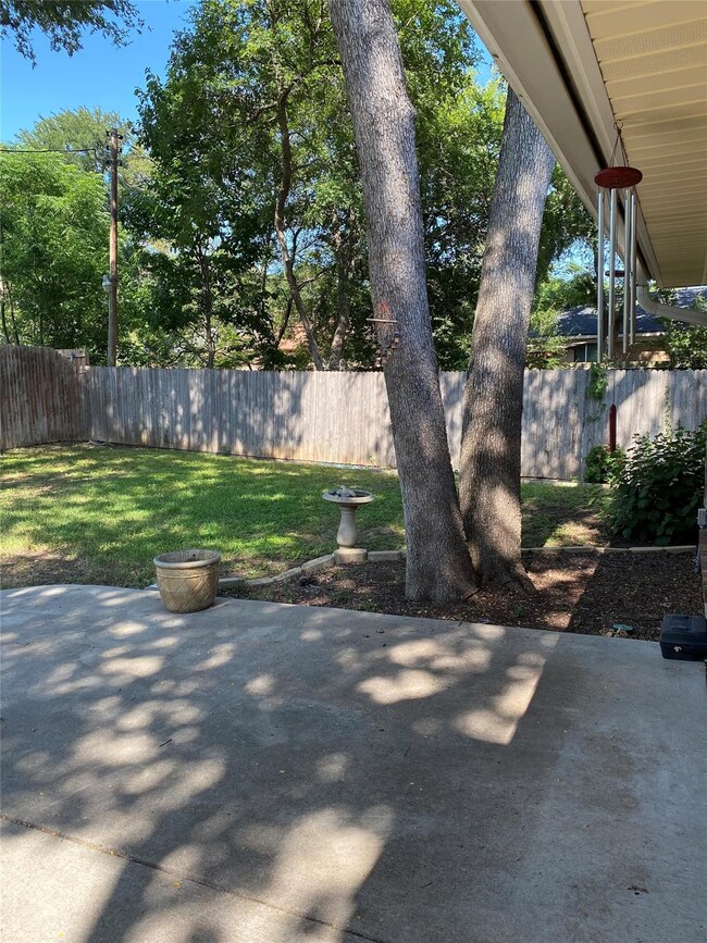 904 W Redbud Dr, Hurst, TX 76053 - photo 2