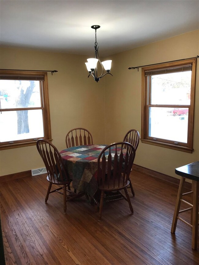 1121 Parker St, Cedar Falls, IA 50613 - photo 4