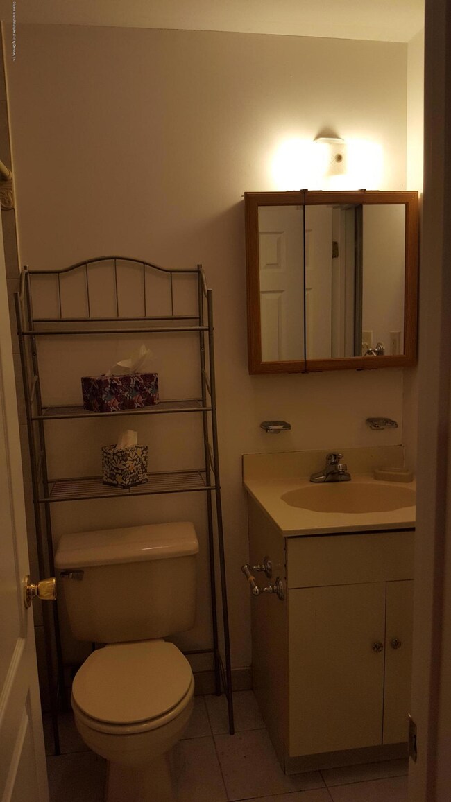 123 Essex Dr, Staten Island, NY 10314 - photo 4