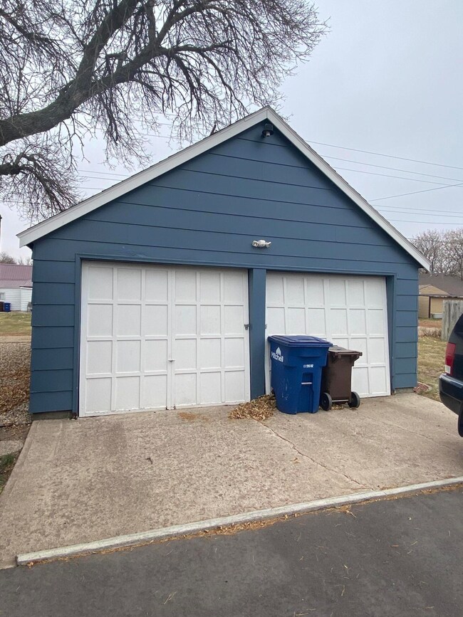 921 E 8th Ave, Mitchell, SD 57301 - photo 4