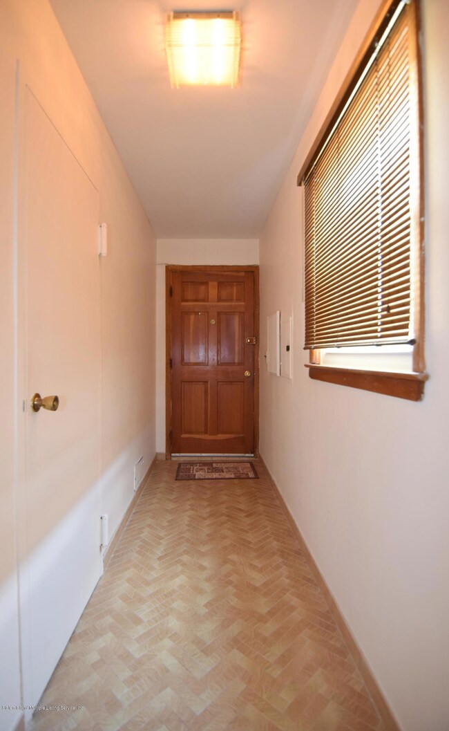 (6) Entry Foyer