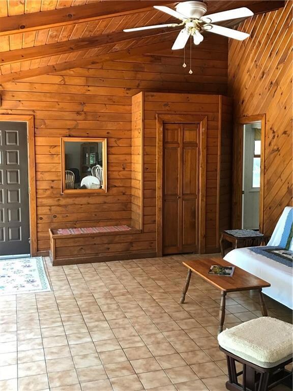 Gorgeous Florida room with tile...