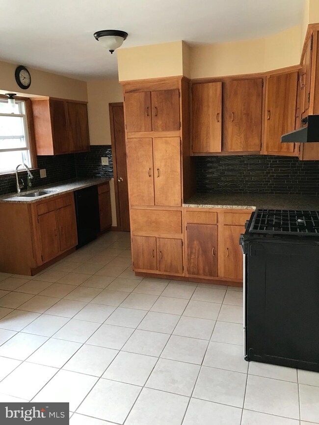 985 Swenlin Dr, Vineland, NJ 08360 - photo 4