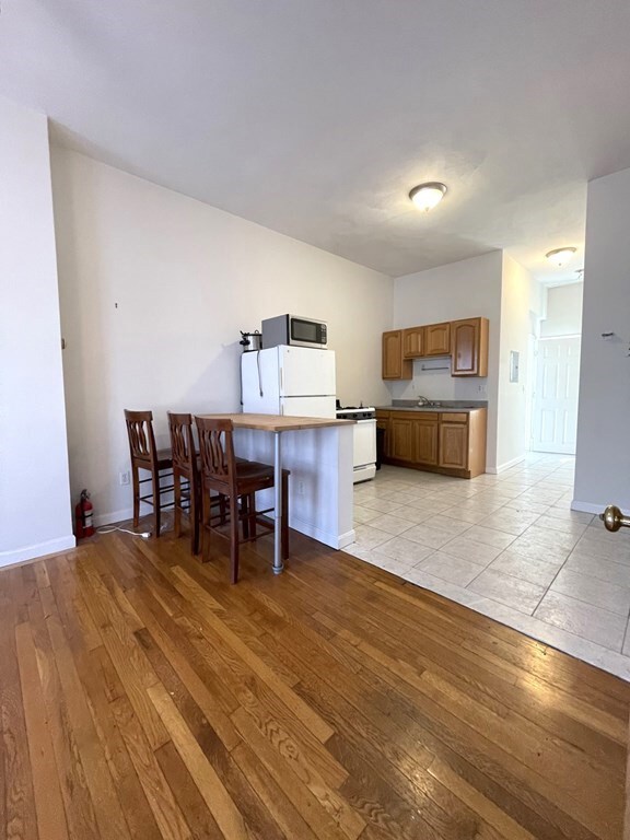 2 Cedar Square unit 2, Cambridge, MA 02140 - photo 2