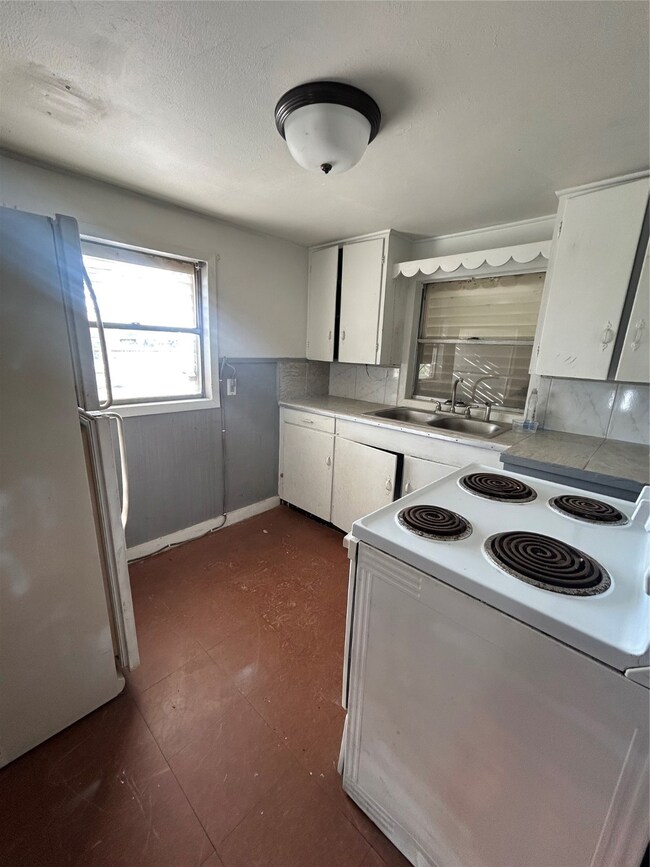 1901 N Avenue G, Freeport, TX 77541 - photo 6