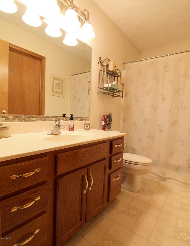 1218 Colgrove unit 16, Marshall, MI 49068 - photo 6