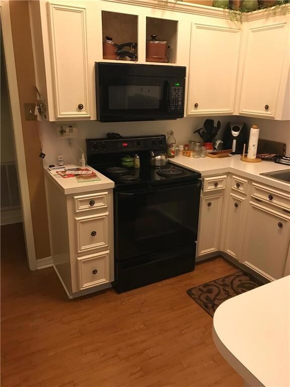 GOOD SIZE KITCHEN WITH WINDOW