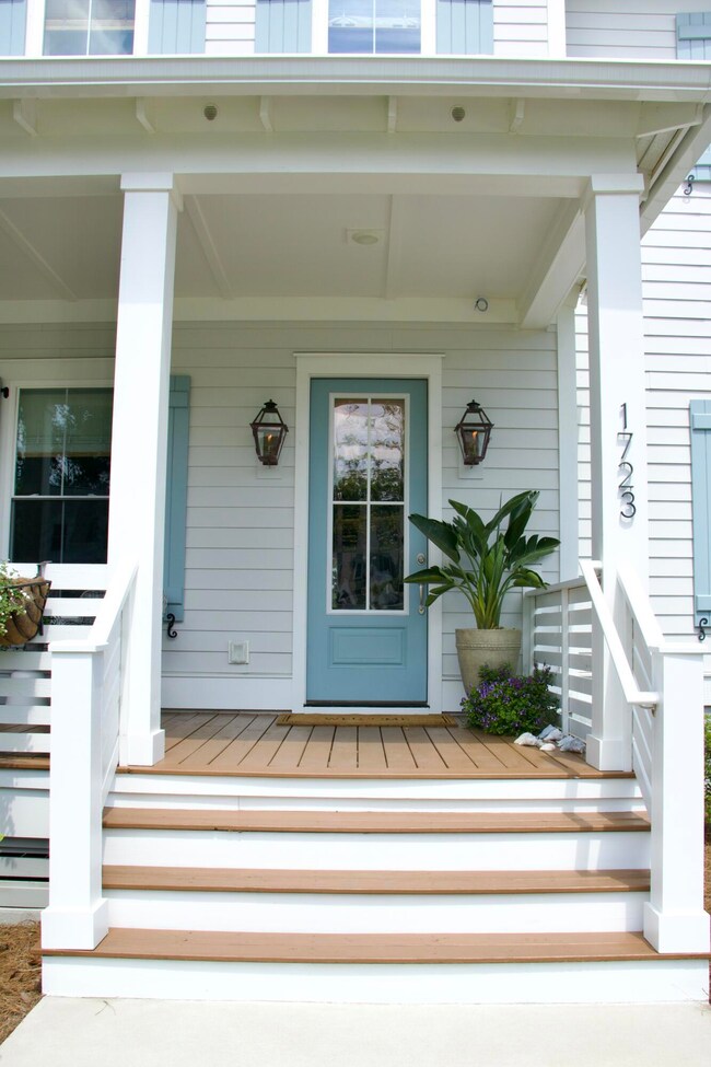 005__1723 Bolden_Front Porch 01