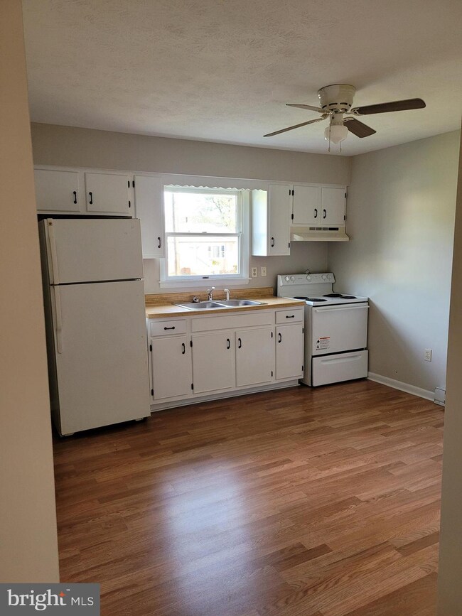 305 Crim Dr, Strasburg, VA 22657 - photo 5