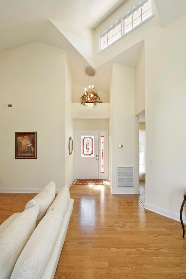 03_YonaLane_305_Foyer