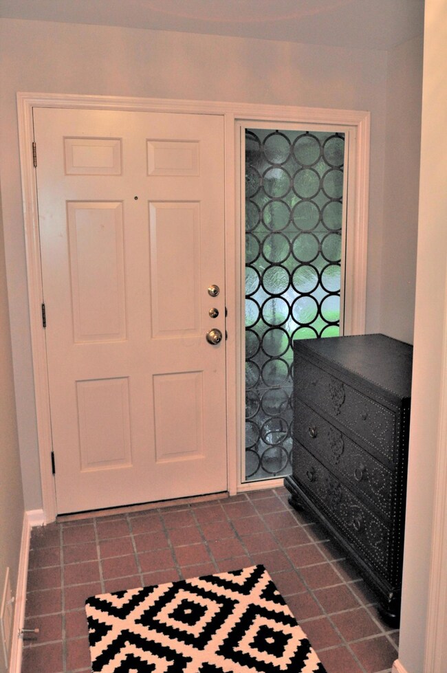 Cool, retro-entry w/leaded glass!