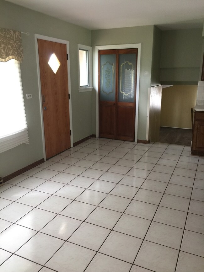 868 S Stratford Ave, Elmhurst, IL 60126 - photo 3