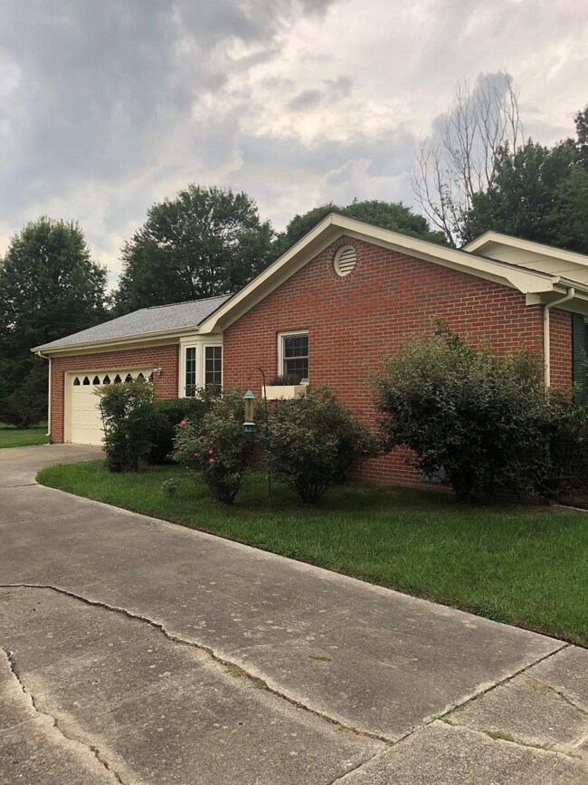 104 Hughes Ave, Berea, KY 40403 - photo 2