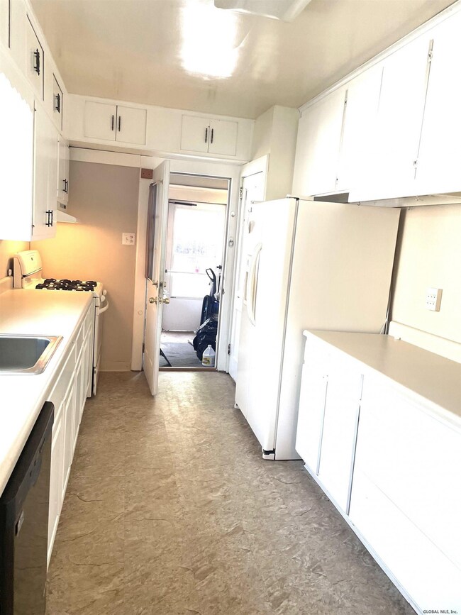 3 Cuthbert St, Schenectady, NY 12302 - photo 6