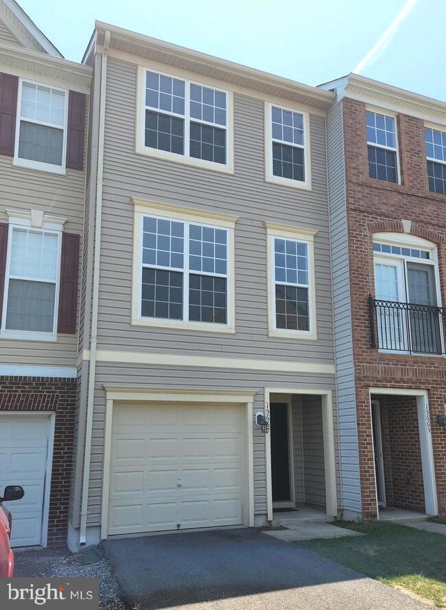 15667 John Diskin Cir, Woodbridge, VA 22191 - photo 3