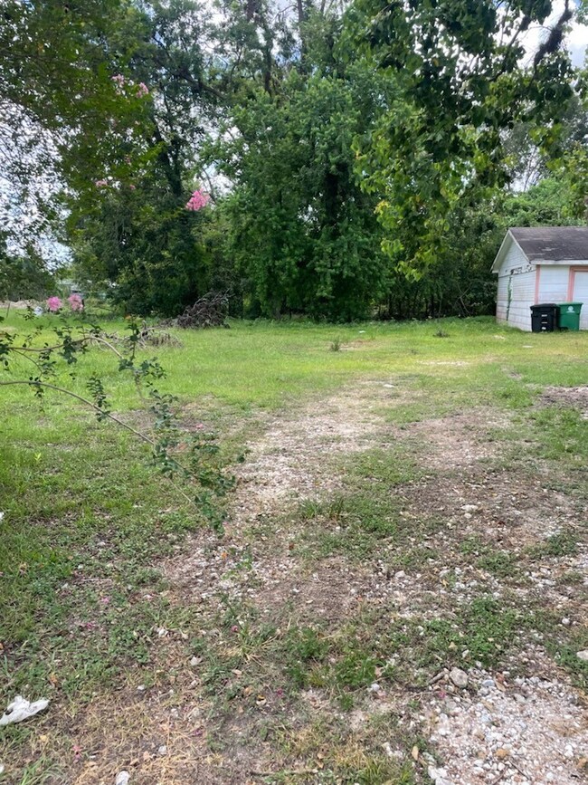 2113 Dewalt St, Houston, TX 77088 - photo 4