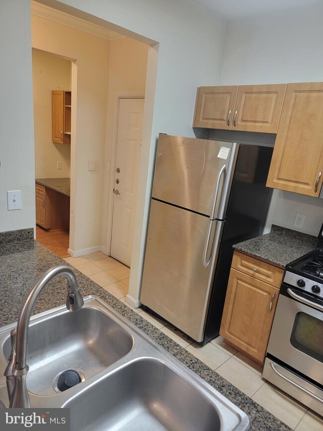 12905 Centre Park Cir unit 103, Herndon, VA 20171 - photo 6