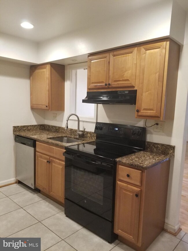 3748 Persimmon Cir unit 3748, Fairfax, VA 22031 - photo 5