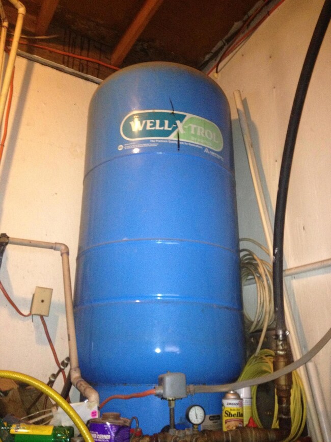 Well pressure tank