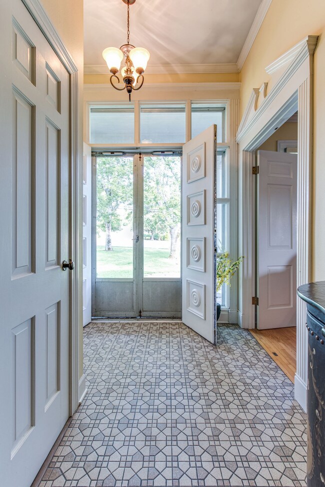 809 S Cannon Blvd, Shelbyville, TN 37160 - photo 6