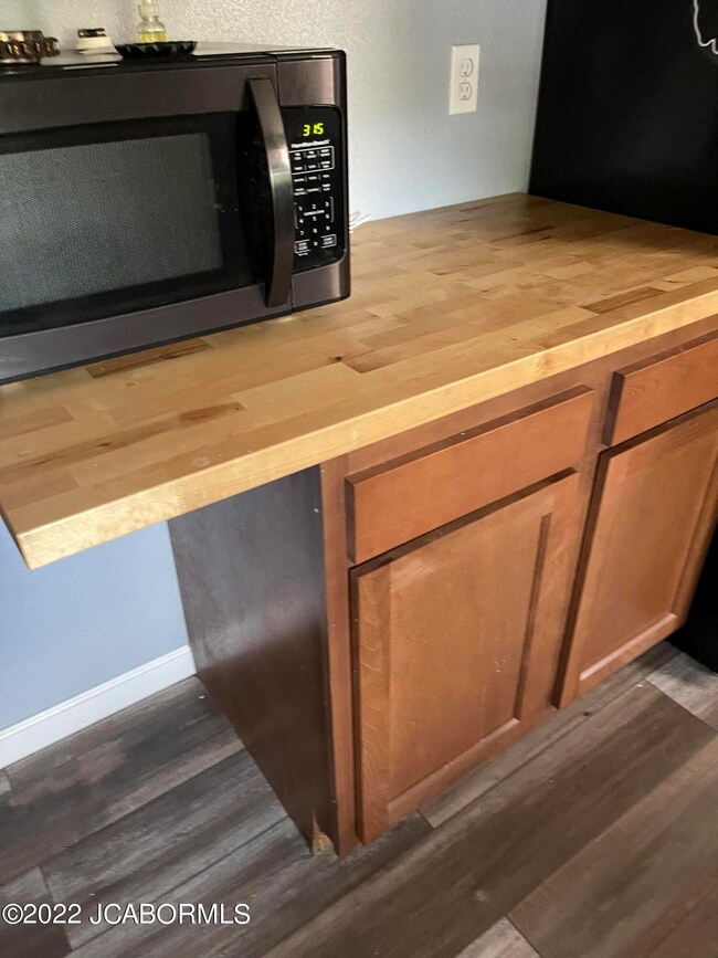 BUTCHER BLOCK COUNTERTOP