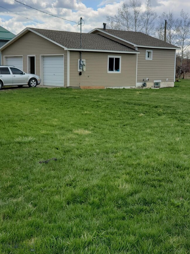 Another view of the garage & the apartment.
