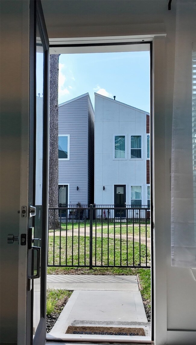 562 Janisch Rd, Houston, TX 77018 - photo 5