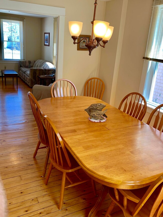 8 Third Street Eastport dining from kitc