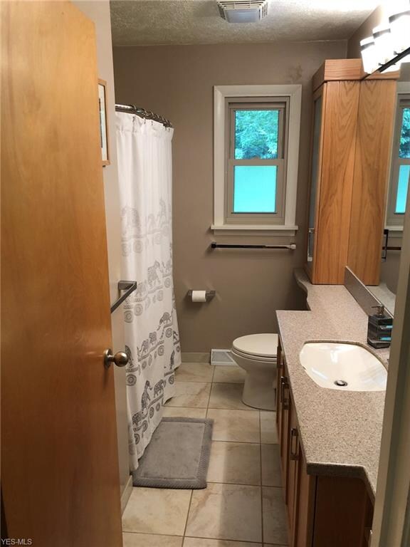 Main floor full bathroom