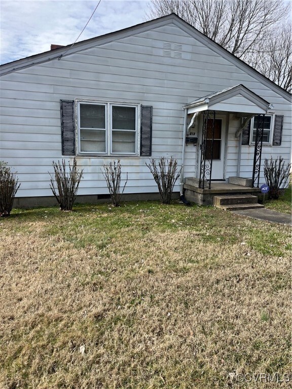 View of front facade with a front lawn
