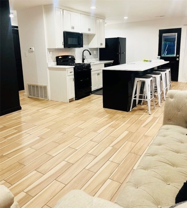 945 S Wood Ave, Fayetteville, AR 72701 - photo 3