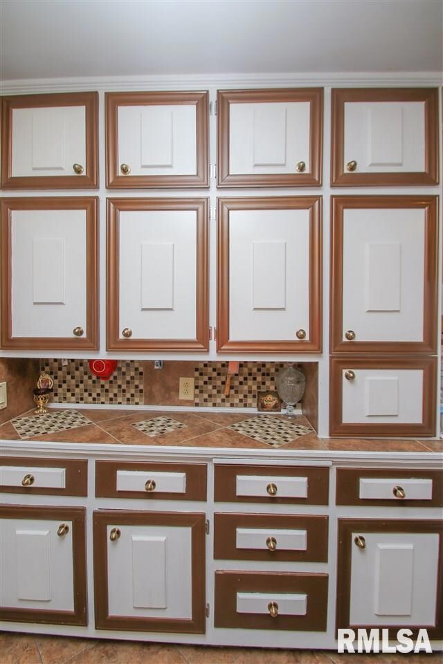 915 N Division St, Davenport, IA 52804 - photo 4