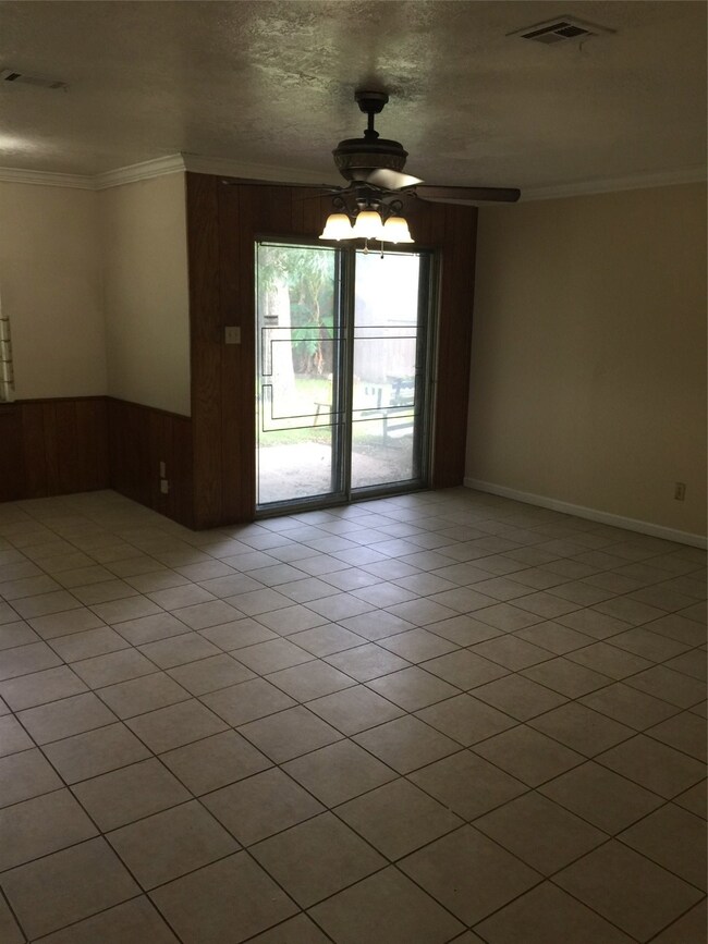 615 Hurley St, Houston, TX 77022 - photo 6