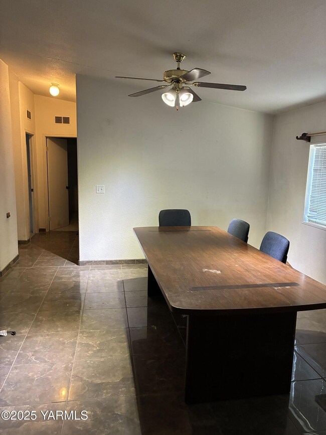 605 Dean Ave, Granger, WA 98932 - photo 7