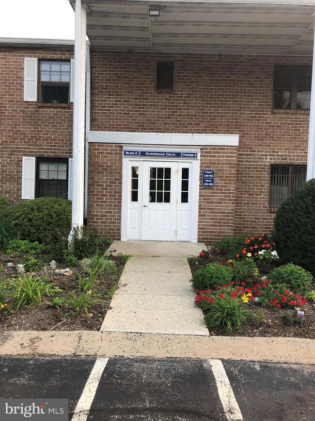 166 Riversedge Dr unit CONDO 166, Norristown, PA 19403 - photo 2