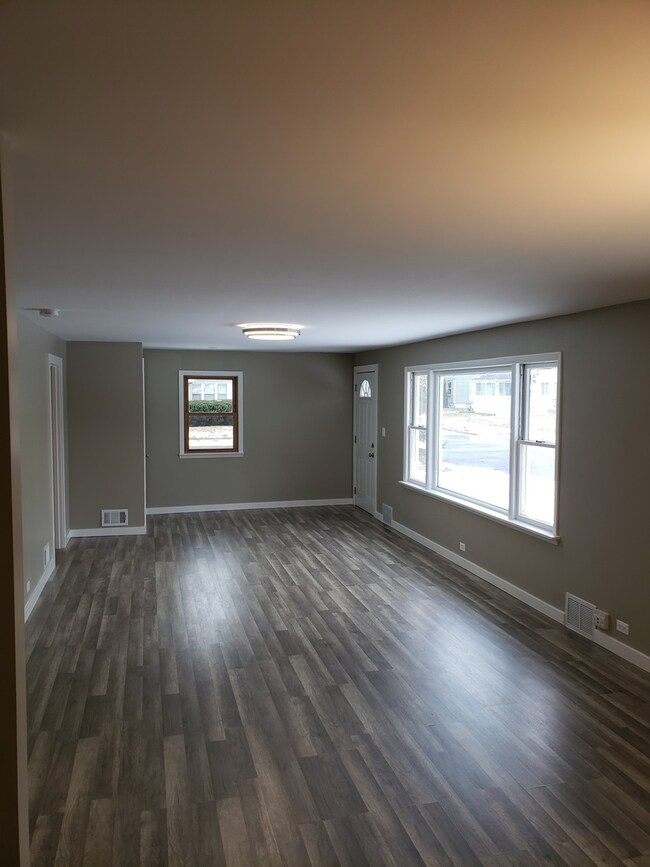 1733 Jenkinson Ct, Waukegan, IL 60085 - photo 3