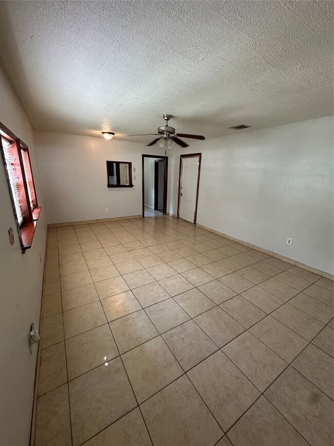 32 Farrell St unit 2, Houston, TX 77022 - photo 3