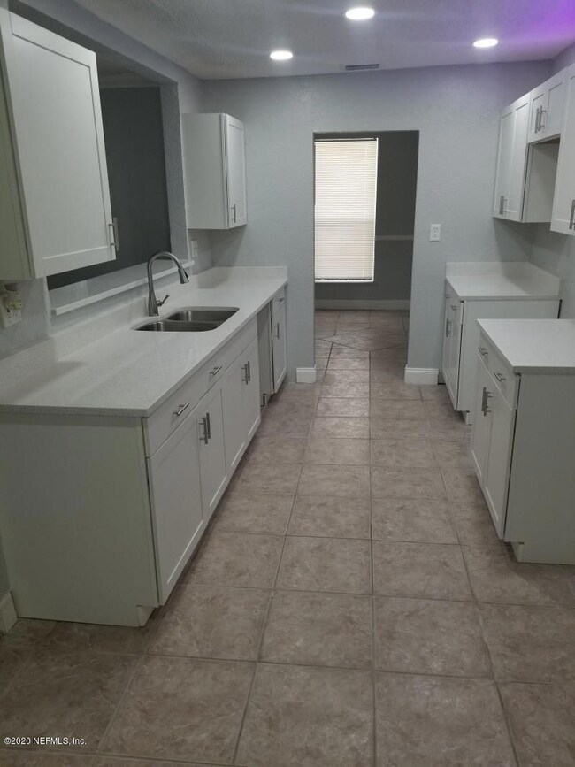 1179 Pangola Dr, Jacksonville, FL 32205 - photo 4