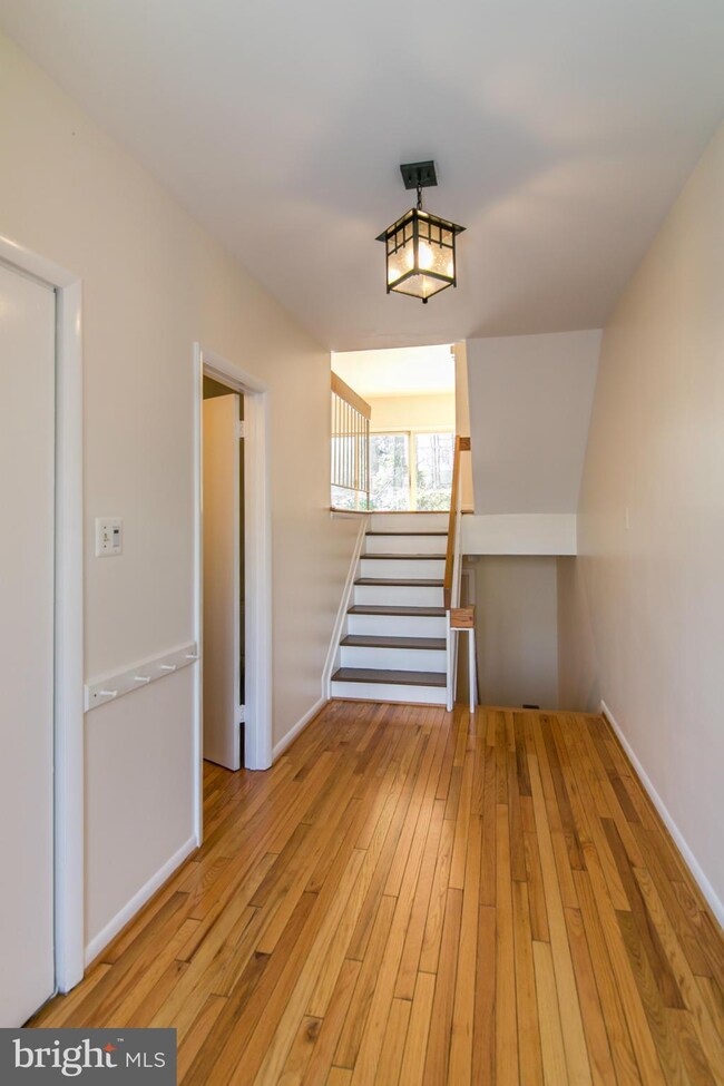 12017 Insha Ct, Reston, VA 20191 - photo 3